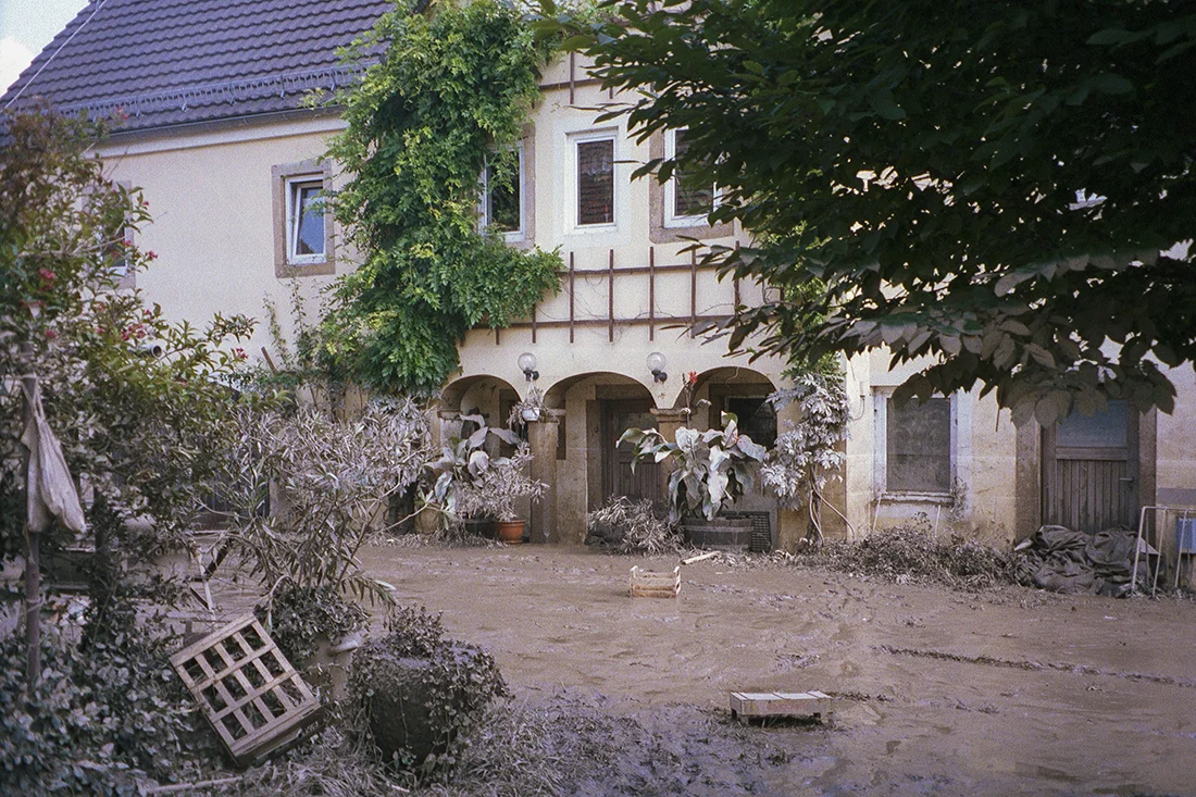 Hofgebäude des Biohof Gohlis nach dem Elbehochwasser mit Schlamm verschmutzt