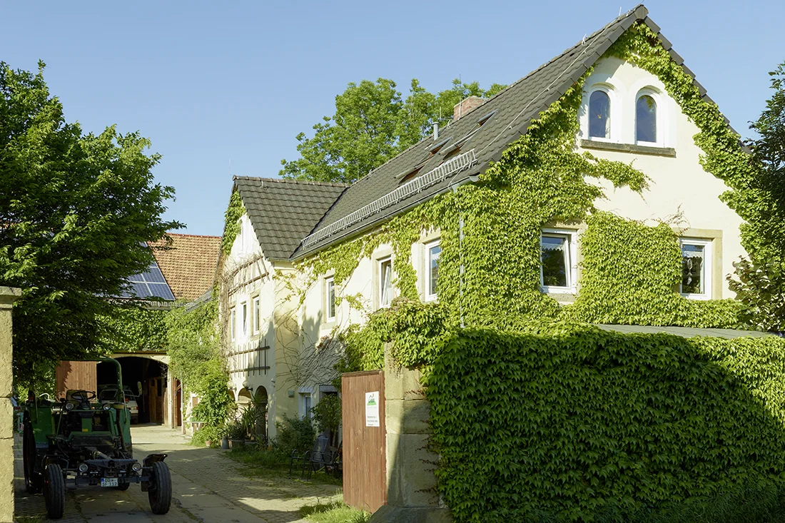Das Gebäude des Biogemüse-Hofes in Gohlis von der Straße aus gesehen