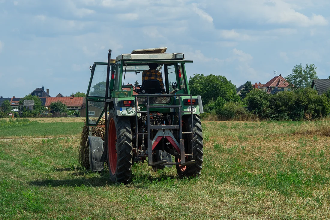Ein Traktor fährt über ein Feld